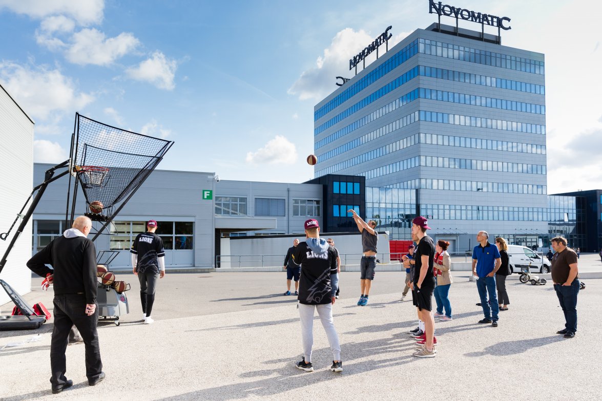 Rund 200 Mitarbeiter nahmen an den 20 Mitmachstationen, zB Sportstationen, Gesundheitschecks und Show Cooking, im NOVOMATIC-Headquarter in Gumpoldskirchen teil